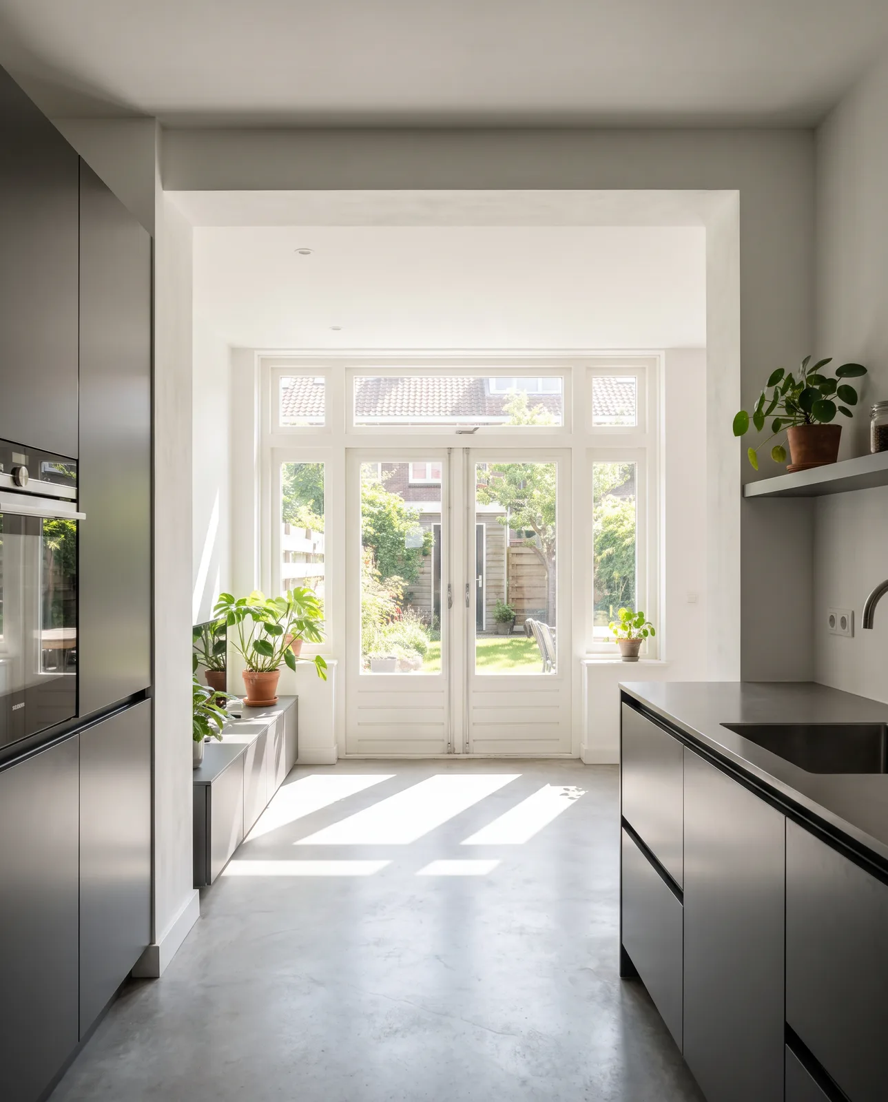 De nieuwe open ruimte tussen keuken en woonkamer, waar eerst een muur stond