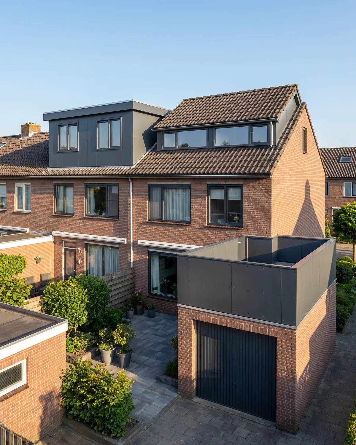 Een rij woningen met drie soorten opbouw: een nieuwe verdieping op het dak, een nokverhoging en een verdieping op de garage