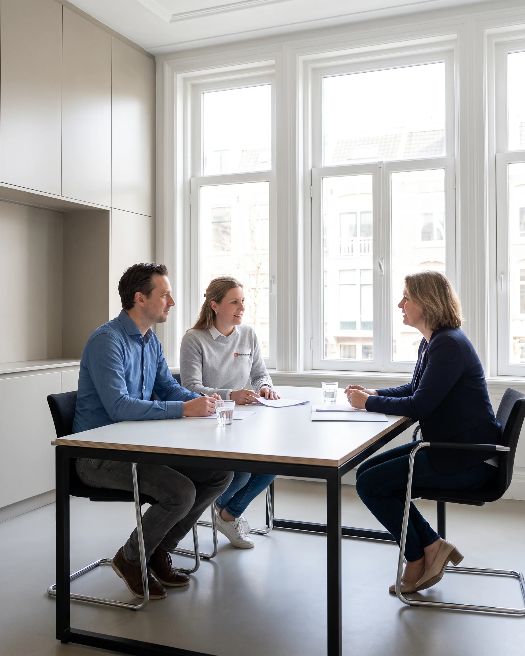Een overleg aan tafel met de huiseigenaar, een adviseur van ons en een bemiddelaar.